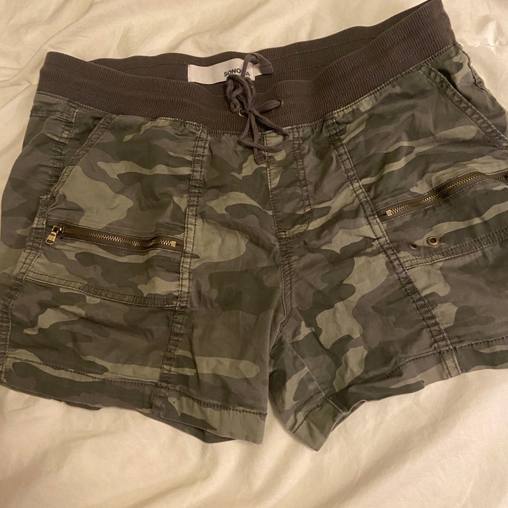 Camp shorts with elastic waist band